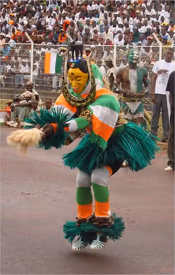 Zaouli — Danse traditionnelle du centre-ouest de la Côte d'Ivoire (Zaouli) à la cérémonie de la flamme de la paix à Bouaké.