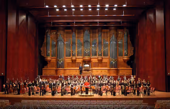 Musik di Taiwan — Apo Hsu and the NTNU Symphony Orchestra ( National Taiwan Normal University ) on stage at the National Concert Hall.