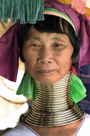 Padaung — A Kayan (Padaung) woman in Thailand displaying her neck rings.