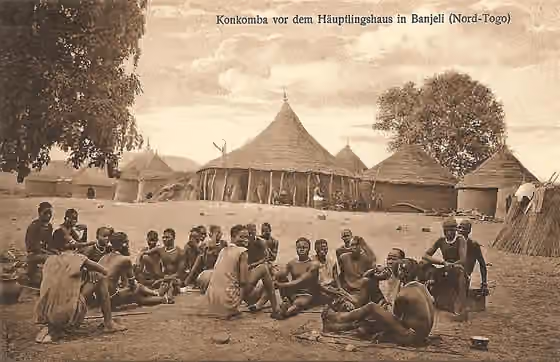 Konkomba people — Konkomba vor dem Häuptlingshaus in Banjeli (Nord-Togo) .