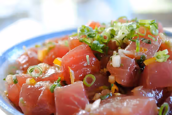 Poke (hidangan Hawaii) — Ahi tuna Poke with onions seseme seed oil and soy sauce