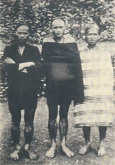 Suku Seediq — The Seediq Tgdaya organizers of the Musha Incident: Mona Rudao as leader of Mhebu (center), another tribal leader from Mhebu (right), and "Tanabarabai" as leader of Bkasan {left).