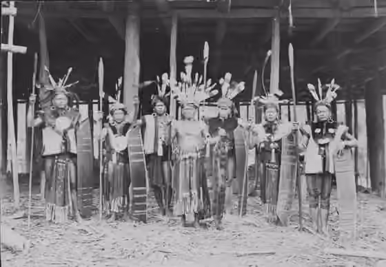 orang Bahau — A Bahau-Dayak chief with his suite in warrior-dress, Central-Borneo.