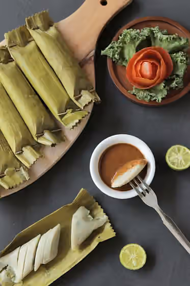 otak-otak — Terbuat dari ikan tenggiri, bumbu (bawang putih, lada dsb) dengan sedikit tepung.