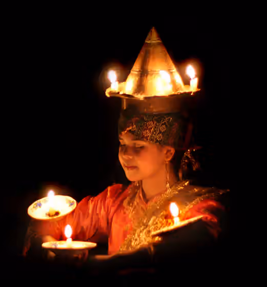 Tari Lilin — Tari Piring ("plate dance") from Minangkabau region of West Sumatra, Indonesia.