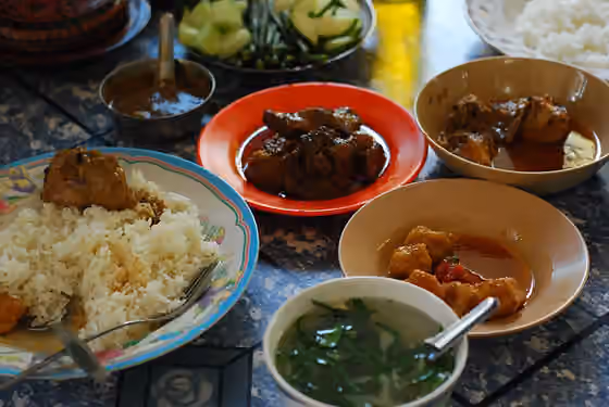 Hidangan Myanmar — Traditional Burmese curry set with soup, rice, vegetables, fish sauce (condiments) and the curries.
