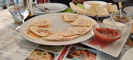 Quesadilla — Quesadilles de Blanes amb salses.