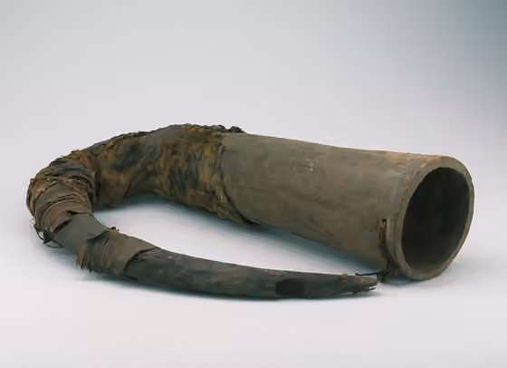 Music of Burkina Faso — De klanktrechter van deze 'natuurlijke' hoorn is van hout en de rest, waarin zich het aanblaasgat bevindt, van bokkenhoorn.