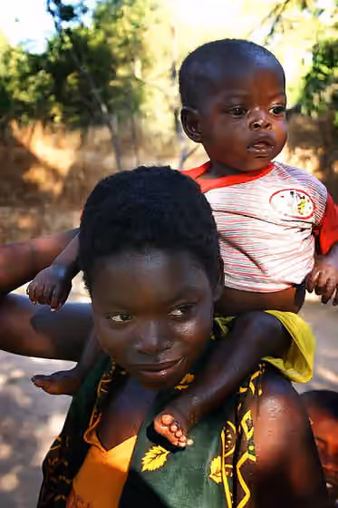 Makua — Mother and child in Mozambique