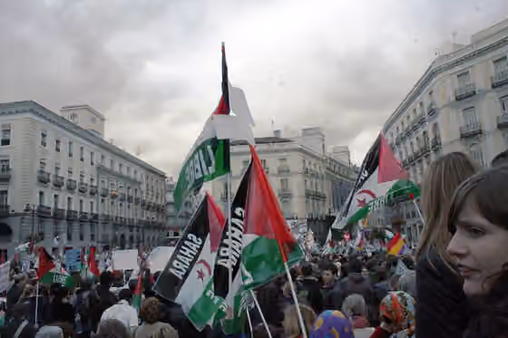 Sahrawis in Spain — Manifestación en Madrid , España , el 14 de junio de 2010 contra el asalto al campamento saharaui de Agdaym Izik .