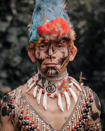 Amazonian Kichwas — TRAJE DE HIOMBRE KICHWA AMAZONICO El hombre kichwa amazónico es conocido por su vestuario elaborado con materiales naturales como semillas, plumas y pieles de animales.