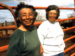Western Shoshone — Mary (li.) und ihre Schwester Carrie Dann auf ihrer Ranch in Crescent Valley, Nev., 1992