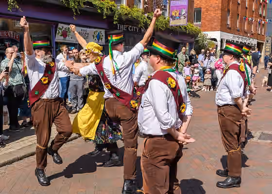 Molly dance — Morris dancing is a form of English folk dancing (also performed to some extent in the border counties of Wales) in the United Kingdom.