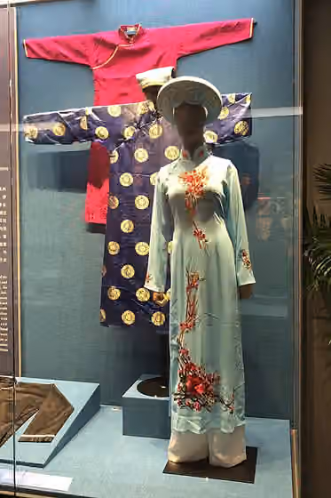 orang Gin — the female Hajie costume of the Jing people in Dongxing; the male Hajie costume of the Jing people in Dongxing; the female costume of the Jing people in Dongxing.