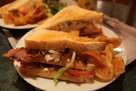 roti lapis klub — A club sandwich (Chicken, bacon, salad, etc), photo taken in Preston, UK -- Ein Club-Sandwich, Foto aufgenommen in Preston, UK
