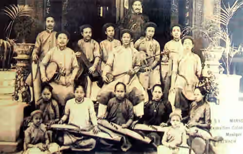 Đờn ca tài tử — Ban tài tử Nguyễn Tống Triều dự hội chợ các nước thuộc địa ở Marseille, Pháp, năm 1906.