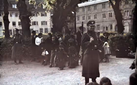 Sinti — For documentary purposes the German Federal Archive often retained the original image captions , which may be erroneous, biased, obsolete or politically extreme .