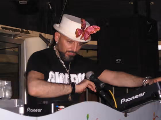 Lento violento — Gigi D'Agostino beim Auflegen