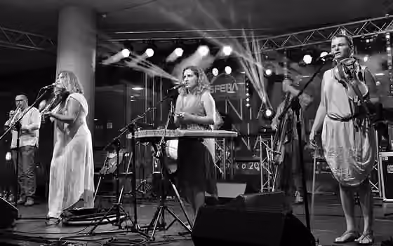 White voice — Die Kapelle aus dem Dorf Warschau
