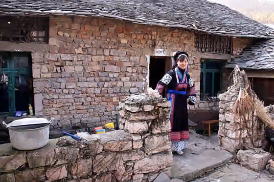 orang Bouyei — china, guizhou, buyi woman