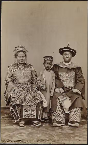 Orang Peranakan — Foto / carte-de-visite 'Portret van Chinees gezin van Timor in kostuum' 1875-1900 Afmetingen: Afbeelding: 9,5 x 5,8 cm