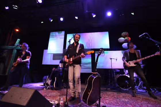 Musik ibadah kontemporer — The worship team at Rockharbor Church in Costa Mesa, California