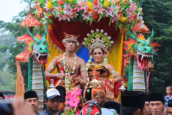 orang Osing — Ini adalah pawai kemanten suku using memakai baju adat "Mupus Baren Blambangan"