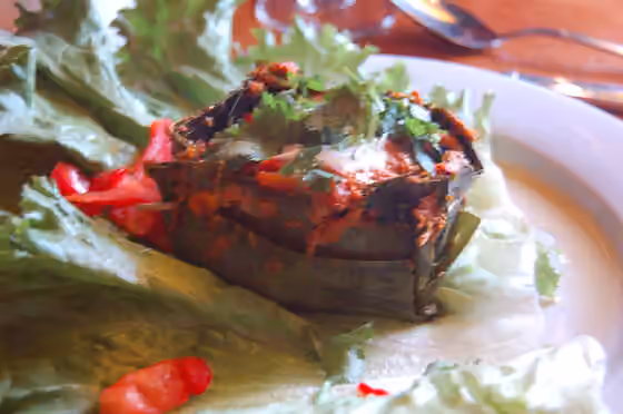 Hidangan kerajaan Khmer — A spicy, coconut-milk based seafood dish presented in a banana leaf cup.