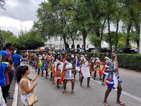 Maroon music — Marronse dansers tijdens parade langs het Onafhankelijkheidsplein tijdens de Dag der Marrons