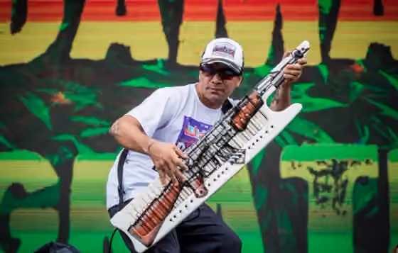 Cumbia villera — Pablo Lescano con su icónico Roland Ax 1