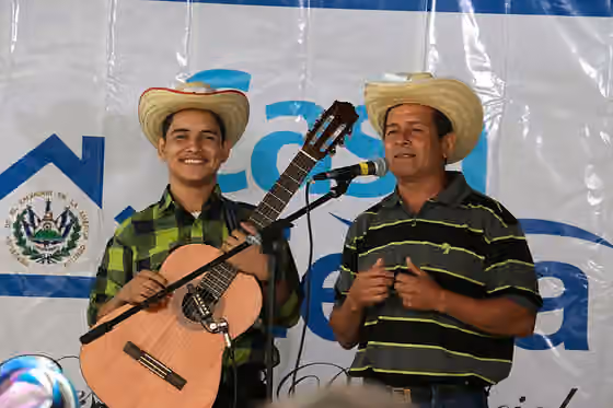 Music of El Salvador — Jair Noyola y su padre.
