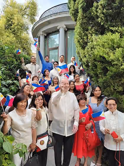 Spanish people of Filipino ancestry — The Filipino community in Spain celebrating Philippine Independence Day on June 12, 2022 at the compound of the Philippine Embassy in Madrid.