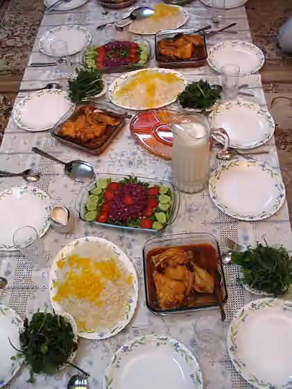 masakan Iran — A typical Persian / Iranian cuisine often served not on a table.