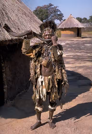 Suku Shona — Witch doctor of the Shona people close to Great Zimbabwe, Zimbabwe.