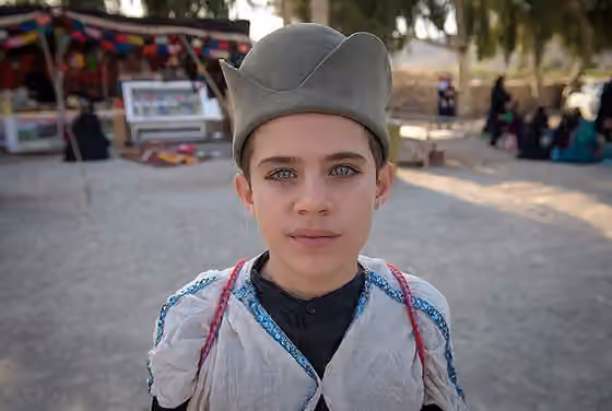 Suku Qashqai — A Qashqai child with traditional hat and clothing