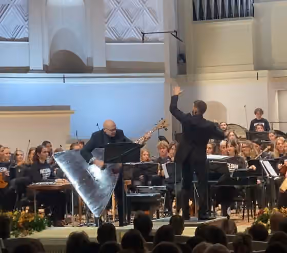 Musik di Rusia — Michael Dzudze, Balalaika-double bass artist solos on the stage with Russian youth orchestra of national instruments