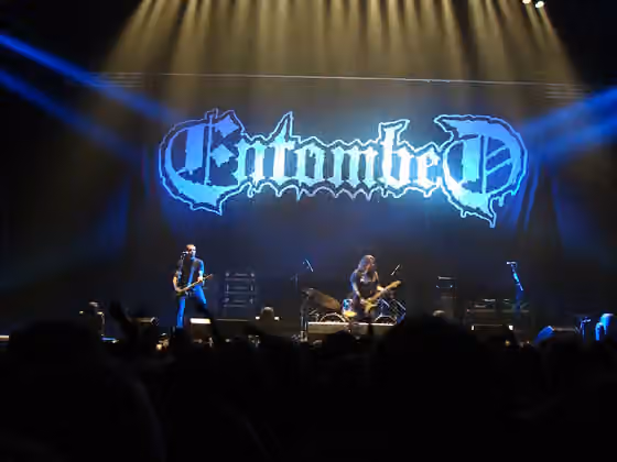 death 'n' roll — Entombed actuando en directo en noviembre de 2010.