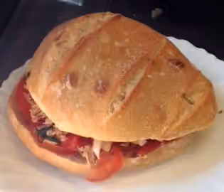 Pan bagnat — un pan bagnat de la rue Miralheti à Nice