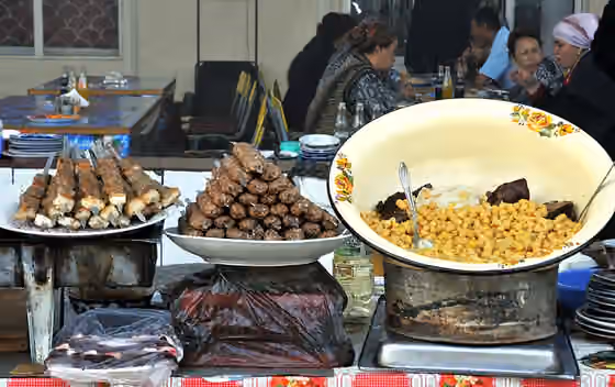 Masakan Uzbekistan — Cooked food; Chorsu Bazaar.