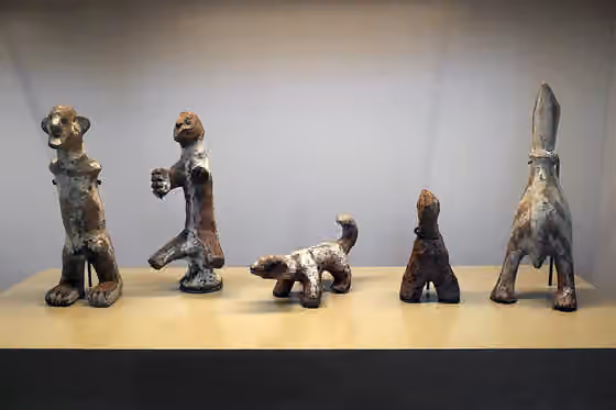 Nande people — * Statuettes en argile, utilisées pour des rites d'initiation (entre les années 1910 et 1960), dans le cadre de sociétés fermées ( isumba ), réservées aux hommes, qui devaient reconnaître chaque figurine et les disposer dans un ordre…
