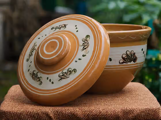 Opishnia decorative ceramics — Опішнянський гончарний виріб, прикрашений фляндрівкою