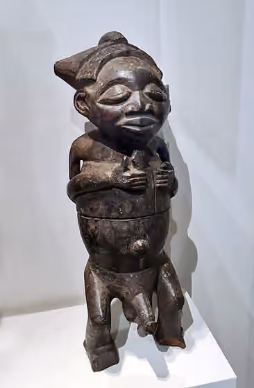 Yaka people — Boîte à kaolin anthropomorphe kumbu di mpemba , Yaka Bois et pigments Collectée par A.