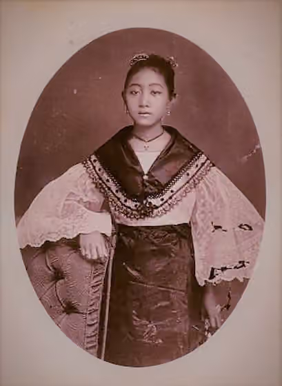 Tionghoa Filipina — Chinese Filipino wearing the traditional Filipino gown the "Maria Clara gown"