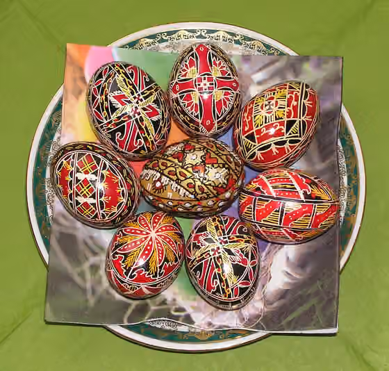 Egg decorating — Eier mit Wachs und Farben in traditionellem ukrainischen Stil dekoriert.