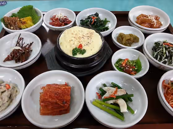 Hidangan Korea Selatan — South Korean side dishes that came with the main dish.