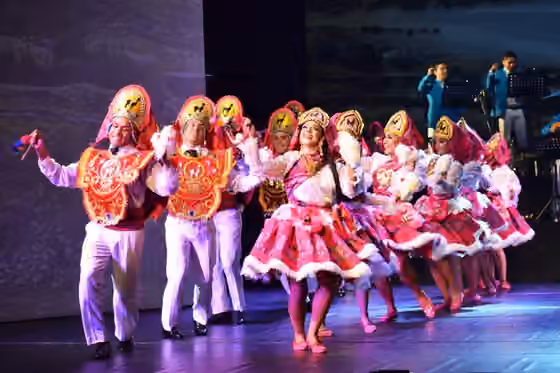 Llamerada — La danza representa el trote ligero de las llamas; de ahí que la música tenga un compás armonioso.