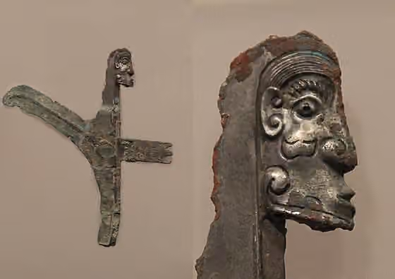 Quanrong — Anthropomorphic axe, bronze, excavated in Baicaocheng, Lingtai County, Western Zhou period (105-771 BCE) 人头形銎（qióng）青铜戟, 灵台县白草坡出土, 西周 [1] [2] About this object (this is considered as a possible depiction of a Xianyun or Guifang):…