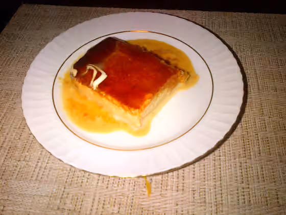Trileçe — "Trileçe", tres leches a la turca, con caramelo encima.
