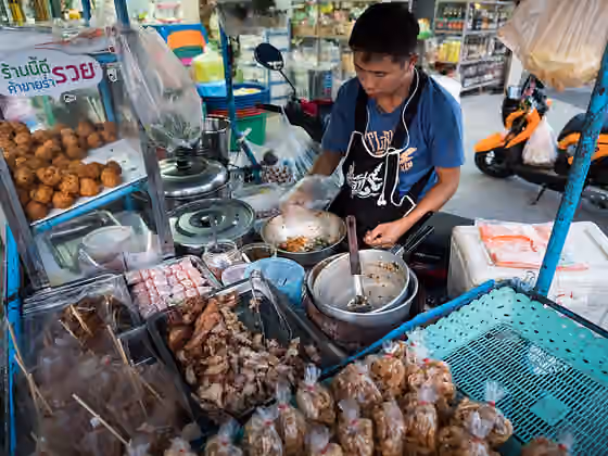 Jajanan jalanan di Thailand — A food vendor with his cart in Ayutthaya.