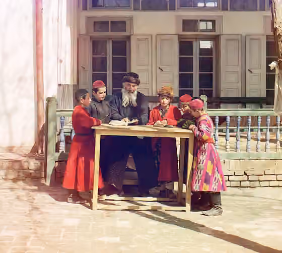 Yahudi Bukhara — Jewish Children with their Teacher in Samarkand .